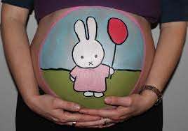 beschilderde zwangere buik